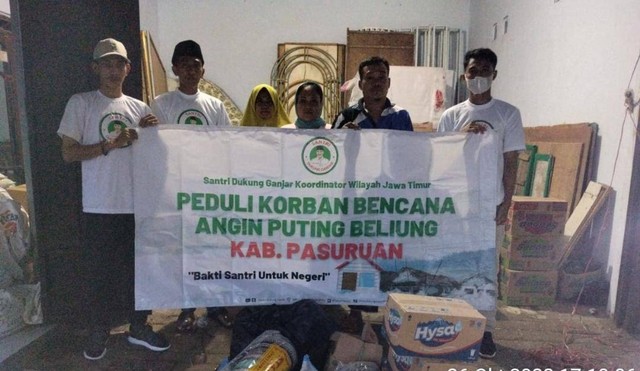 Relawan Santri Dukung Ganjar (SDG) membantu korban puting beliung di Dusun Montok, Desa Candibinangun, Kecamatan Sukorejo, Kabupaten Pasuruan, Provinsi Jawa Timur (Jatim). Foto: Dok. Istimewa