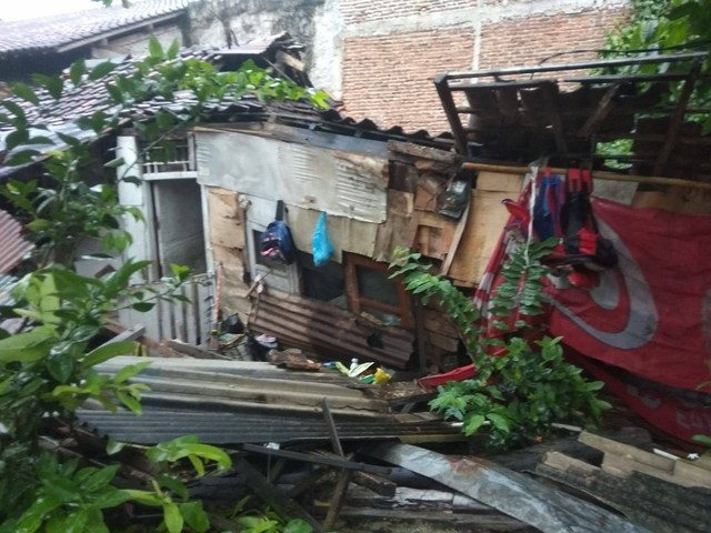 Rumah warga di Bandar Lampung roboh, Kamis (27/10/2022)