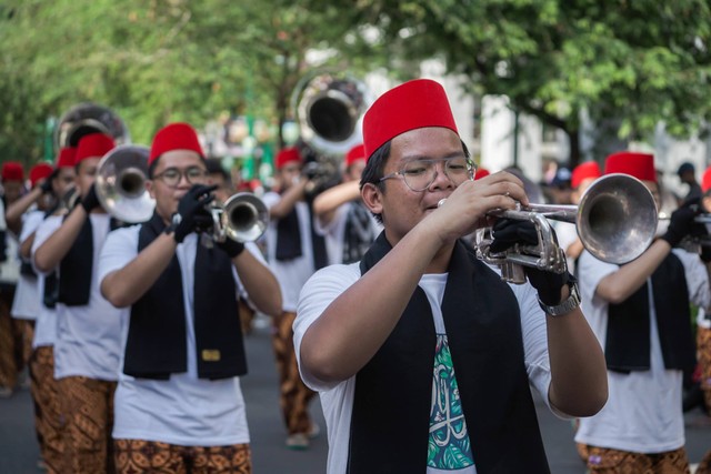 Baju adat Betawi menjadi ciri khas parade personil Marching Band Gemanadqu.