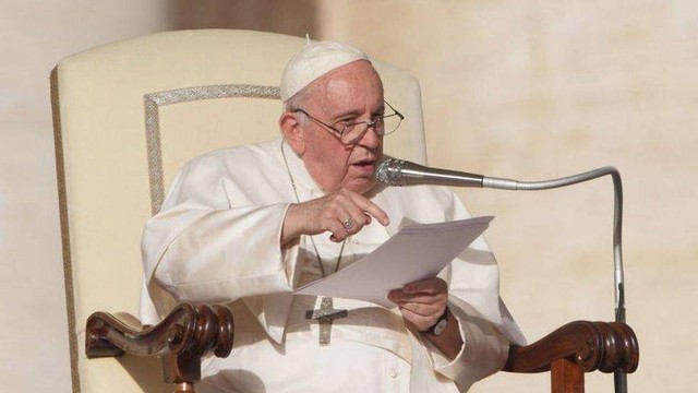 Paus Fransiskus memperingatkan para pendeta dan biarawati soal bahaya menonton pornografi online.