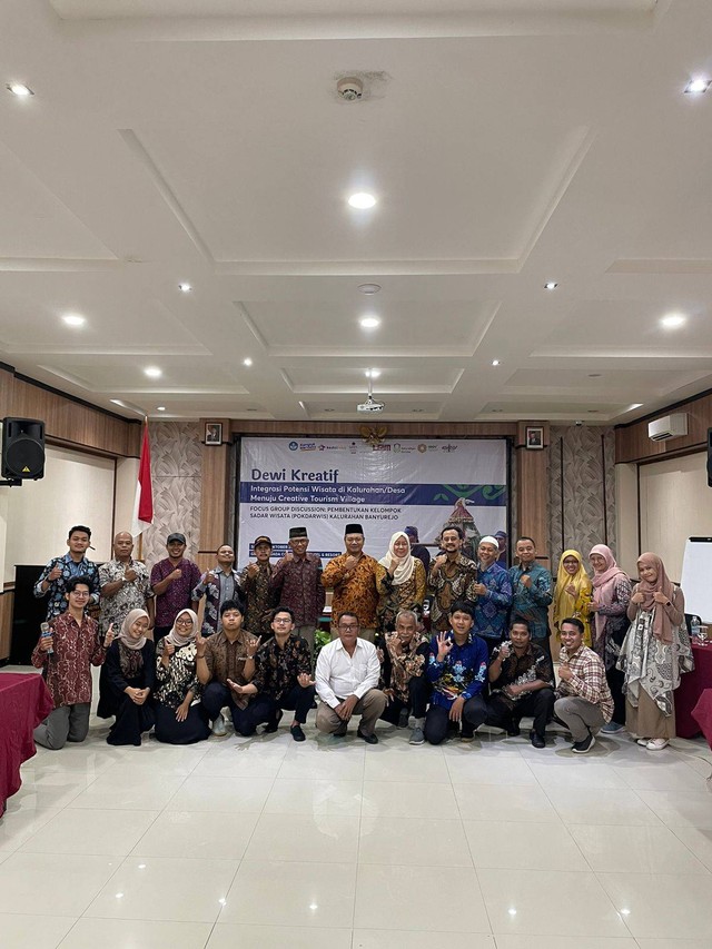 Foto bersama seluruh peserta FGD Pembentukan Pokdarwis Kelurahan Banyurejo. Sumber Foto: Divisi Media Tim Matching Fund.