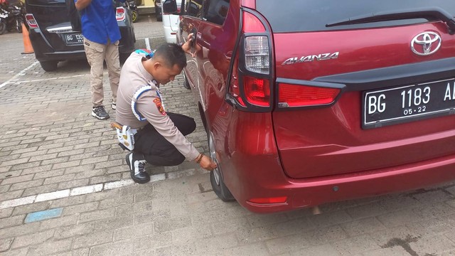 Propam saat mengempiskan ban mobil anggota polisi Polrestabes Palembang, Foto : Palembang