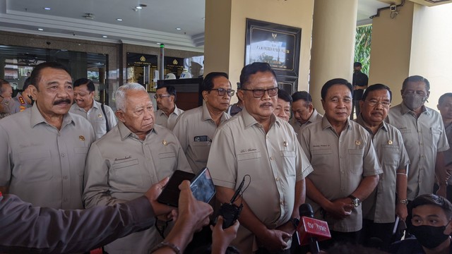 Sejumlah Purnawirawan Kapolri datangi Mabes Polri, Kamis (27/10/2022). Tampak Da'i Bachtiar berbicara. Foto: Jonathan Devin/kumparan