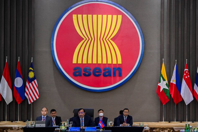 Ketua ASEAN 2022 sekaligus Menteri Luar Negeri dan Kerjasama Internasional Kamboja Prak Sokhonn (tengah) memimpin pertemuan Special ASEAN Ministerial Meeting di Gedung Sekretariat ASEAN, Jakarta, Kamis (27/10/2022). Foto: Galih Pradipta/ANTARA FOTO