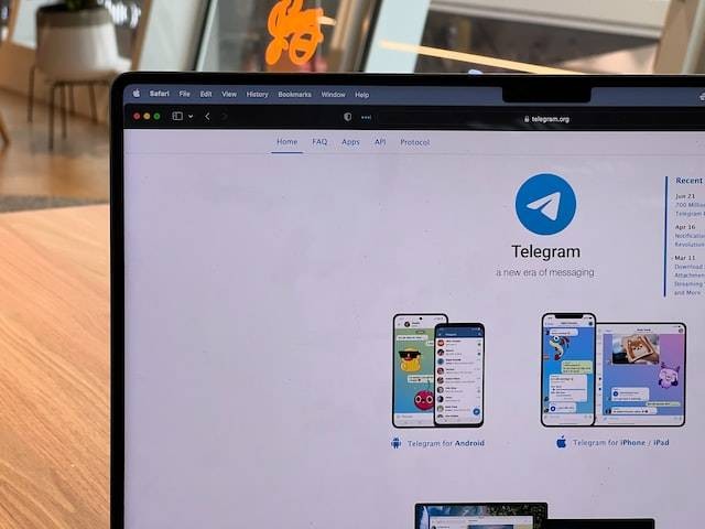 Ilustrasi buat status di aplikasi Telegram. Foto: unsplash.com/veryinformed