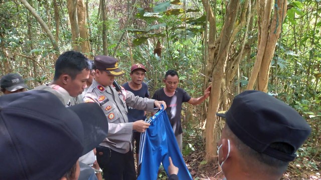 Polisi saat mengevakuasi kerangka manusia yang ditemukan di kebun milik warga di Kendari, pada Kamis (27/10). Foto: Ist