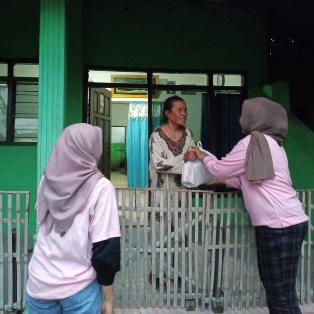 Srikandi Ganjar Jatim membagikan bantuan kepada para warga yang terdampak angin puting beliung di Dusun Montok, Candibinangun, Sukorejo, Pasuruan. Foto: Dok. Istimewa
