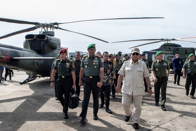 Menhan Prabowo Subianto (ketiga kiri) menghadiri acara penandatanganan dan penyerahan Helikopter Bell 412 ke Pusat Penerbangan Angkatan Darat di Skadron-21/Serba Guna Puspenerbad, Kamis (27/10/2022). Foto: Muhammad Adimaja/ANTARA FOTO