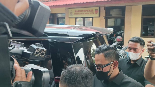 Presiden Arema FC Gilang Widya Pramana jalani pemeriksaan sebagai saksi di Mapolda Jatim, Kamis (27/10/2022). Foto: Farusma Okta Verdian/kumparan