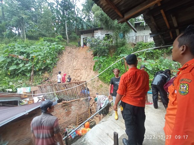 Satu Rumah di Panjang, Bandar Lampung rusak terkena longsor. | Foto: BPBD Kota Bandar Lampung