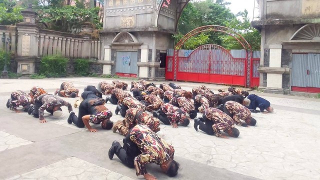 FKPPI sujud syukur di depan gapura Taman Sriwedari Solo, Kamis (27/10/2022). FOTO: Agung Santoso