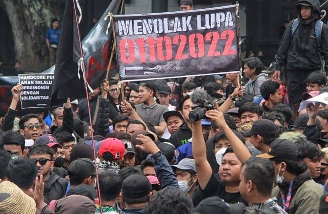 Ribuan massa Aremania saat menggelar akasi menuntut keadilan atas 135 korban Tragedi Kanjuruhan depan Balai Kota Malang, Kamis (27/10/2022). Foto/Rubianto