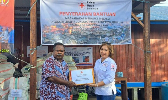Pemda Asmat menerima bantuan dari PMI Merauke. (BumiPapua.com/Abdel Syah) 
