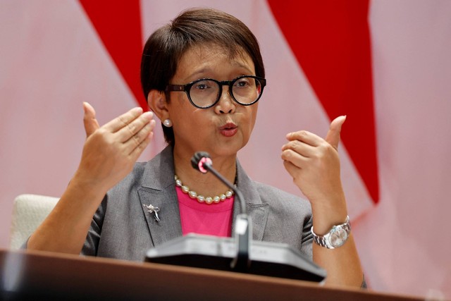 Menteri Luar Negeri Indonesia Retno Marsudi saat memberikan sambutannya saat konferensi pers di Jakarta, Kamis (27/10/2022). Foto: Willy Kurniawan/REUTERS
