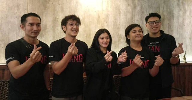 Para pemain film 'Inang' saat berkunjung ke Surabaya belum lama ini.
