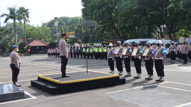 Empat anggota Polres Metro Tangerang Kota diberhentikan dengan tidak hormat (PTDH), Kamis (27/10/2022). Foto: Dok. Istimewa