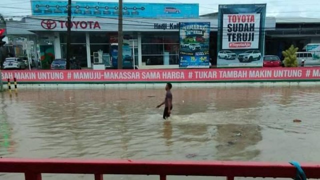 Banjir rendam ruas jalan di pusat Kota Mamuju, Kamis (27/10/2022). Foto: Istimewa