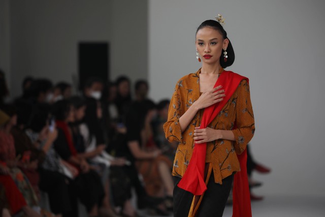 Model mengenakan busana koleksi dari desainer Obin dalam acara Jakarta Fashion Week atau JFW 2023 di Pondok Indah Mall, Jakarta Selatan, Kamis (27/10/2022). Foto: Aditia Noviansyah/kumparan