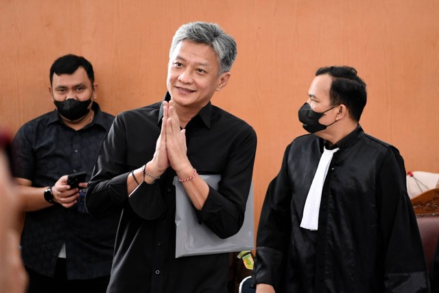 Terdakwa kasus 'obstruction of justice' pembunuhan berencana terhadap Brigadir Yosua, Hendra Kurniawan (tengah) bersiap untuk menjalani sidang di Pengadilan Negeri Jakarta Selatan, Kamis (27/10/2022). Foto: M Risyal Hidayat/ANTARA FOTO