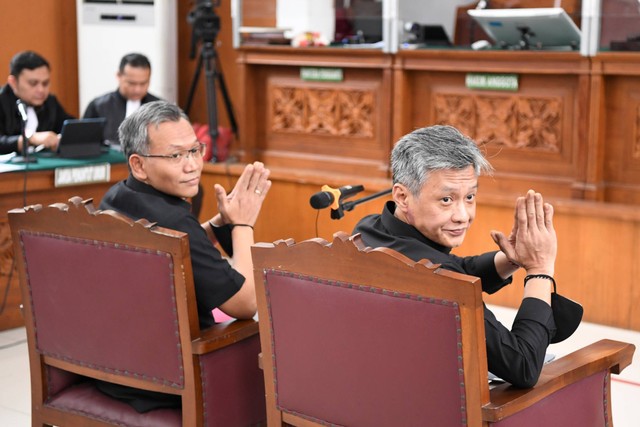 Terdakwa 'obstruction of justice' pembunuhan berencana terhadap Brigadir Yosua, Agus Nurpatria (kiri) dan Hendra Kurniawan di Pengadilan Negeri Jakarta Selatan, Kamis (27/10/2022). Foto: M Risyal Hidayat/ANTARA FOTO