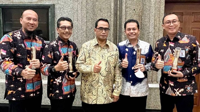 Dirut PT Dharma Lautan Utama, Erwin H Poedjono bersama jajaran saat menerima penghargaan dari Menhub RI, Budi Karya Sumadi. (ist)