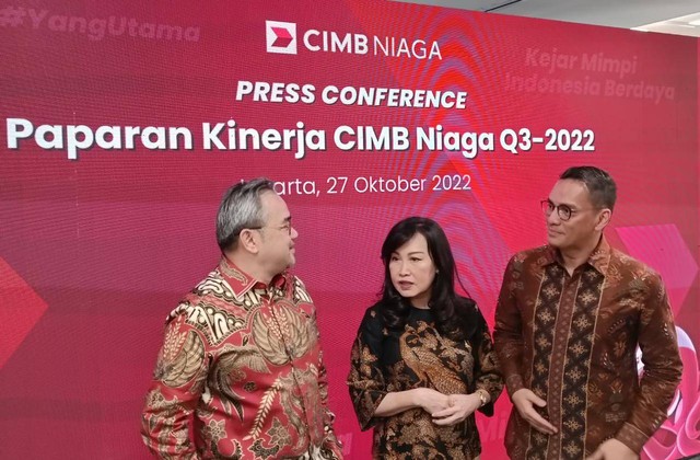 Presiden Direktur CIMB Niaga Lani Darmawan (tengah) dalam konferensi pers Paparan Kinerja CIMB Niaga Kuartal III-2022 di Graga CIMB Niaga, Jakarta, Kamis (27/10/2022). Foto: Akbar Maulana/kumparan