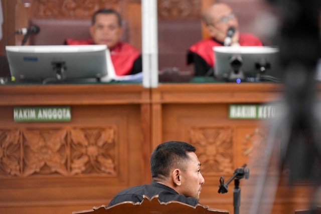 Saksi dalam kasus 'obstruction of justice' pembunuhan berencana terhadap Brigadir Yosua, Ari Cahya Nugraha saat sidang di Pengadilan Negeri Jakarta Selatan, Kamis (27/10/2022).  Foto: M Risyal Hidayat/ANTARA FOTO