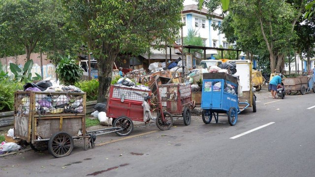 Antrean gerobak sampah di depo sampah sekitar Stadion Mandala Krida, Yogyakarta, Kamis (27/10/2022). Penumpukan sampah terjadi imbas dari pembagian waktu pengiriman sampah ke TPA Piyungan, Bantul. Foto: Arfiansyah Panji/kumparan