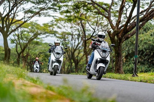 Media test ride motor listrik Yamaha E01 di Bukit Pelangi, Bogor. Foto: dok. Yamaha Indonesia