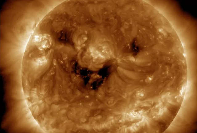 Pola wajah mengerikan muncul di Matahari.  Foto: NASA/SDO/AIA