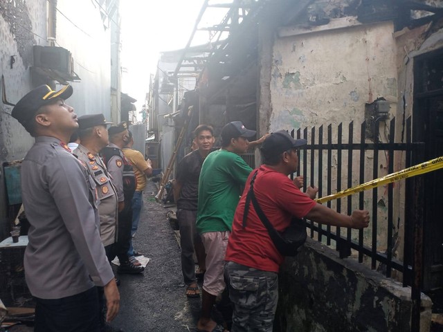 Polsek Tambora menyerahkan bantuan dan melaksanakan pendataan korban kebakaran di Tanah Sereal, Tambora, Jakarta Barat, Kamis (27/10/2022). Foto: Dok. Polsek Tambora