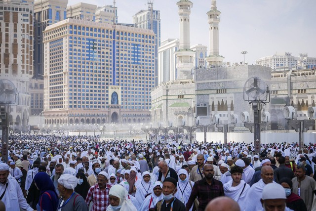 Umat Islam berjalan keluar masjid usai melaksanakan ibadah Shalat Dzuhur di Masjidil Haram, Mekkah, Arab Saudi, Kamis (27/10/2022).  Foto: Rivan Awal Lingga/Antara Foto