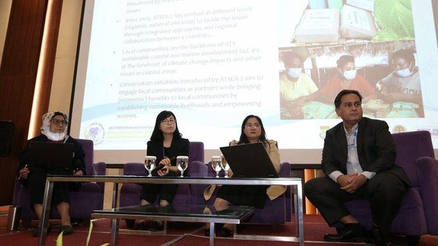 Anggota delegasi dari Filipina, Anabelle L. Cayabyab (kedua kanan), saat presentasi di Forum Jaringan Pemerintah Daerah pada Kemitraan dalam Pengelolaan Lingkungan Pesisir dan Lautan di Asia Timur (PNLG) di Hotel Atria, Gading Serpong, Kamis (27/10). Foto: Pemkab Tangerang