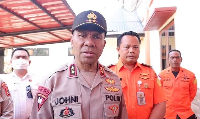 Keterangan foto: Kapolda NTT Irjen Pol Johni Asadoma di didampingi Kepala Basarnas Kupang I Putu Sudayana.