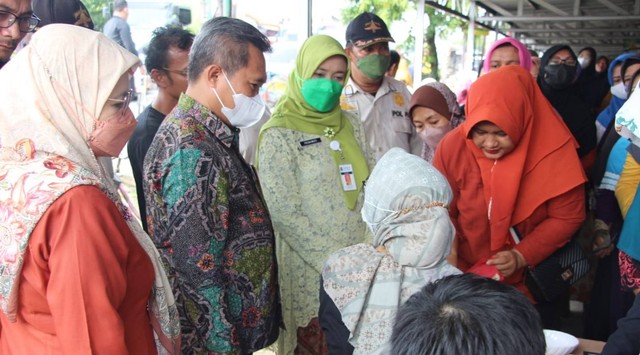 Operasi pasar murah di Pasar Sumurpanggang, Kecamatan Margadana Kota Tegal.