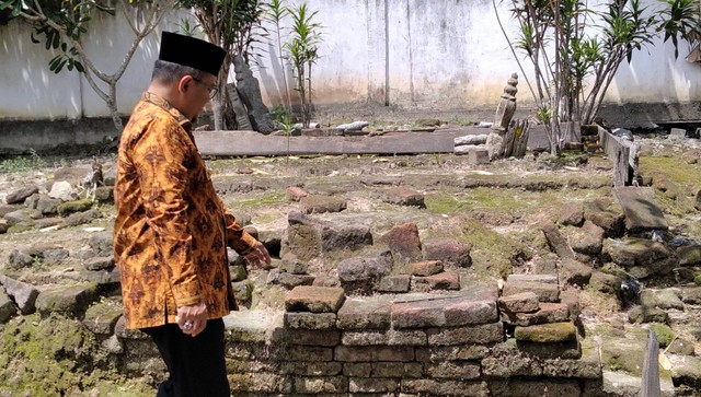 Wakil Wali Kota Jambi melihat sisa bata di Situs Candi Solok Sipin. (Foto: M Sobar Alfahri)