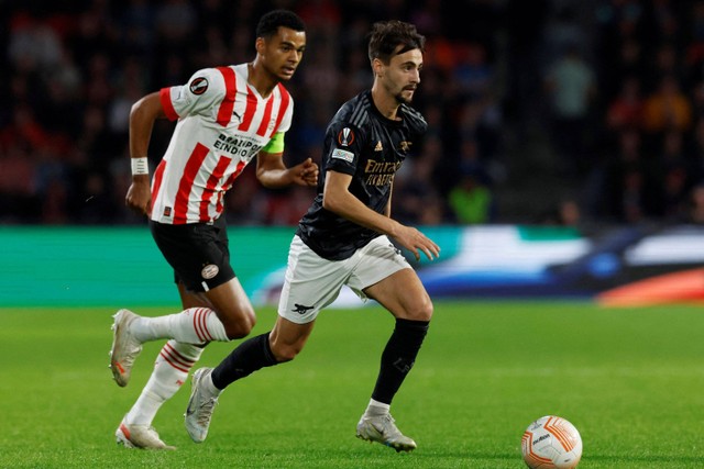 Pemain PSV Eindhoven Cody Gakpo berusaha merebut bola daripemain Arsenal Fabio Vieira pada pertandingan lanjutan Grup A Liga Europa di Stadion Philips , Eindhoven, Belanda. Foto: Piroschka Van De Wouw/REUTERS