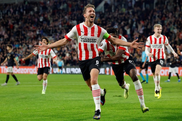 Selebrasi pemain PSV Eindhoven Luuk de Jong usai mencetak gol ke gawang Arsenal pada pertandingan lanjutan Grup A Liga Europa di Stadion Philips , Eindhoven, Belanda. Foto: Piroschka Van De Wouw/REUTERS