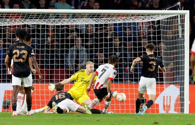 Pemain PSV Eindhoven Xavi Simons mencetak gol ke gawang Arsenal pada pertandingan lanjutan Grup A Liga Europa di Stadion Philips, Eindhoven, Belanda.
 Foto: Piroschka Van De Wouw/REUTERS