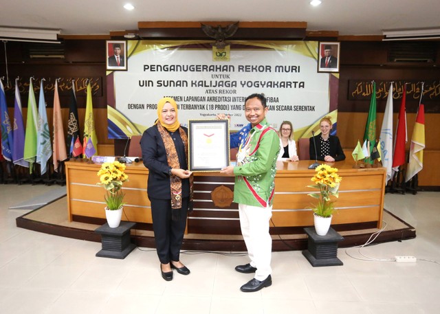 Penyerahan penghargaan rekor MURI diserahkan langsung oleh Executive Manager, Sri Widayanti kepada Rektor UIN Sunan Kalijaga, Prof. Dr. Phil. Al Makin, M.A. (Sumber: Tim Humas UIN Sunan Kalijaga)