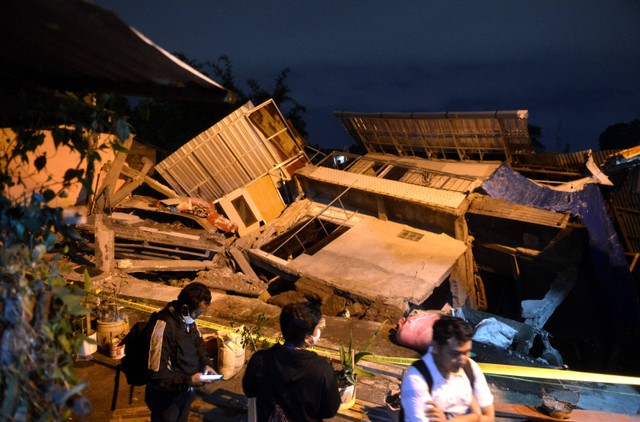 Warga mengamati rumah yang roboh di kawasan Wanasari, Denpasar, Bali, Kamis (27/10/2022). Foto: Fikri Yusuf/ANTARA FOTO