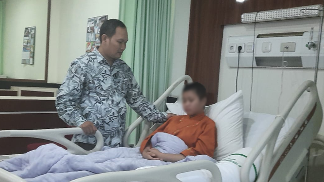 ﻿Ceceng menemani keponakannya RN, 18 tahun, di RSPAD Gatot Subroto, Jakarta. RN diduga mengalami penyiksaan dan pelecehan seksual selama bekerja sebagai PRT.