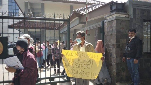 Aksi demonstrasi para korban Indra Kenz di depan PN Tangerang, Jumat (28/10).  Foto: Dok. Istimewa