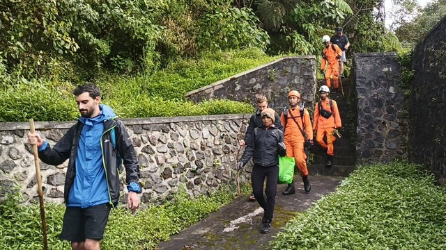 2 WNA Inggris Diselamatkan Setelah Tersesat di Gunung Agung Bali