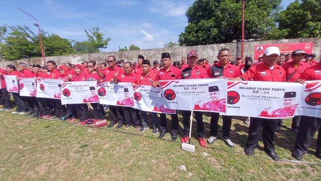 Kader PDIP Solo dan FX Rudy peringati Sumpah Pemuda sambil bentangkan poster Ultah Ganjar. Foto: Dok. Istimewa