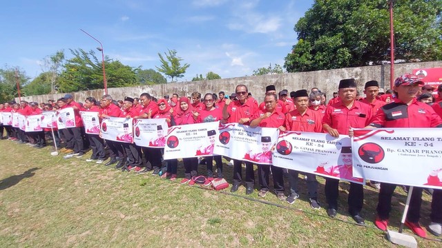 Kader PDIP Solo dan FX Rudy peringati Sumpah Pemuda sambil bentangkan poster Ultah Ganjar. Foto: Dok. Istimewa