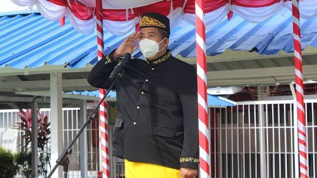 Karutan Tanah Grogot Doni Handriansyah bertindak sebagai inspektur upacara. foto : humas rutaro