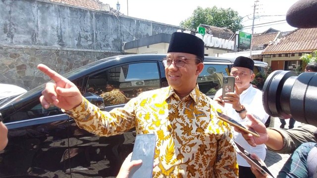 Anies Diberi Tongkat Dari Tanduk Rusa Yang Mati Oleh Habib Novel Di ...