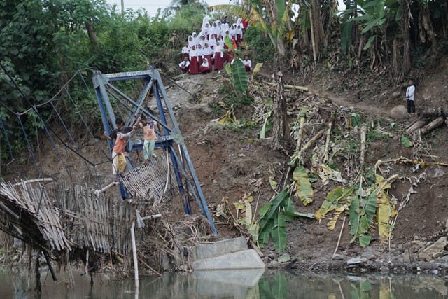 Siang itu, Jum’at lalu (30/9/2022), pemandangan Sungai Cigadung yang membelah Dusun Bantargadung Girang dan Dusun Kubang di Desa Bantargadung, sangatlah berbeda dari sebelumnya. Banyak orang melintas antar desa dengan cara menyusuri sungai, meskipun melalui jalan setapak yang terjal dan bebatuan licin. Anak-anak sekolah, petani, pedagang, juga mereka yang hendak menuju desa dan kota yang berada di sebrang.