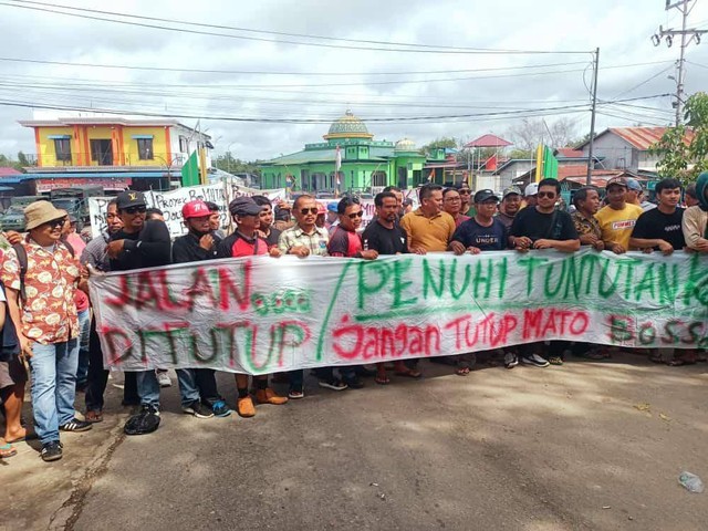 Massa Kampong Seberang memblokir jalan untuk menuntut perbaikan infrastruktur jalan dan jembatan. Foto: Yusrizal/Hi!Pontianak